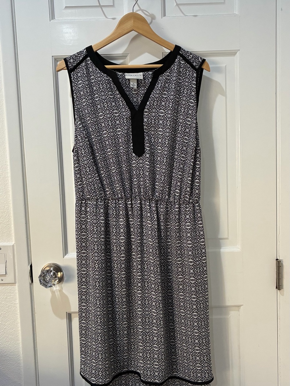 Ava & Viv Sleeveless Black & White Curved Hem Dress, 1x